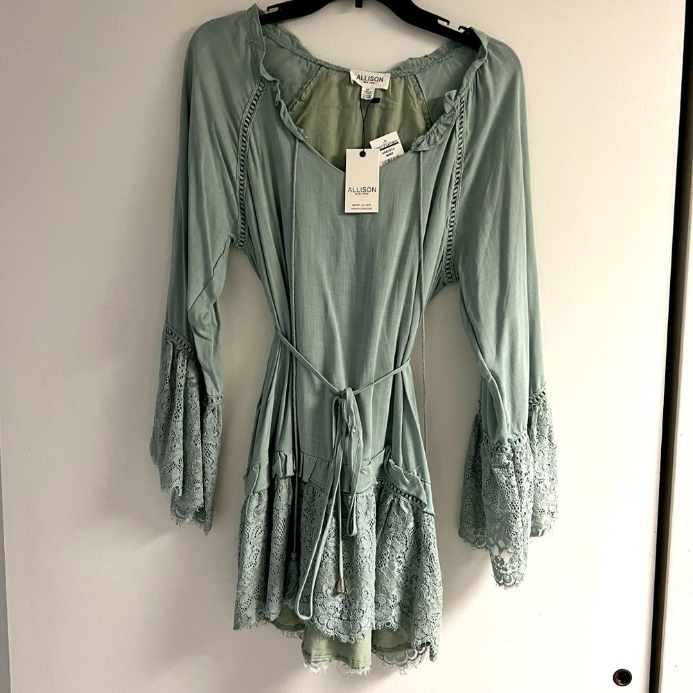 Allison New York - Lace bell sleeve and hem -NWT (small) Tie at waist